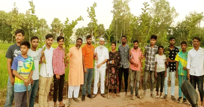 বগুড়া শাজাহানপুরে রাস্তার পাশে পাঁচ শতাধিক ফলজ বৃক্ষরোপণ করে BCF