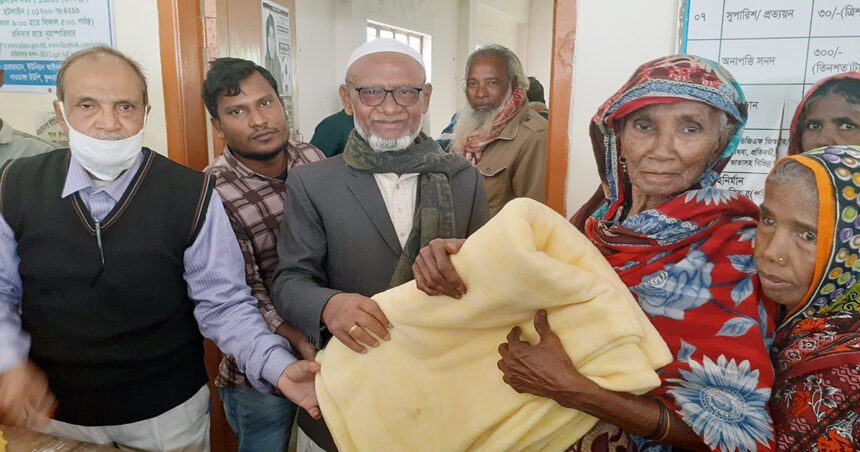 দুস্থদের মাঝে ত্রাণ ও পূর্নবাসন দপ্তরের ৩ হাজার পিস কম্বল বিতরণ