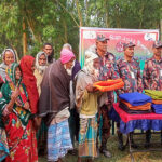 ফুলবাড়ী সীমান্তে বিজয় দিবস উপলক্ষে বিজিবি’র কম্বল বিতরণ