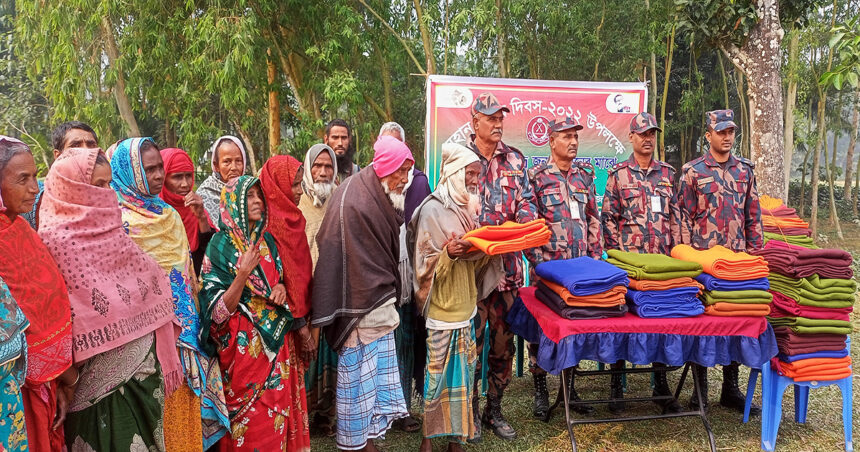 ফুলবাড়ী সীমান্তে বিজয় দিবস উপলক্ষে বিজিবি’র কম্বল বিতরণ