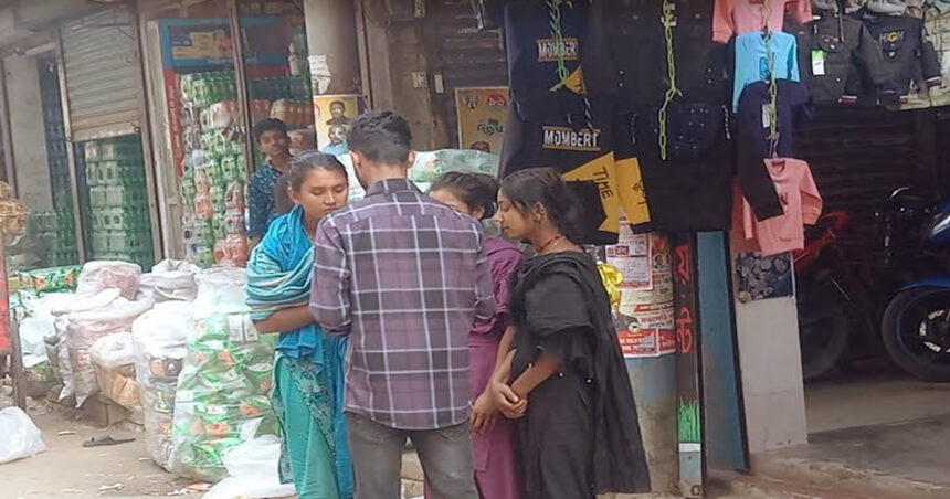 রায়পু‌রে প্রকা‌শ্যে পথচা‌রি থে‌কে টাকা তুলে‌ছে বে‌দেরা, হেনস্থার শিকার পথচা‌রি