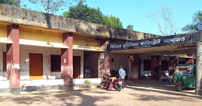 আদালত প্রাঙ্গণে আসামীর মাথা ফাটিয়ে পুলিশের খাছায়