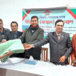 রাণীশংকৈলে দুস্থ সংগ্রামী সদস্যদের মাঝে গ্রামীণ ব্যাংকের শীতবস্ত্র বিতরণ