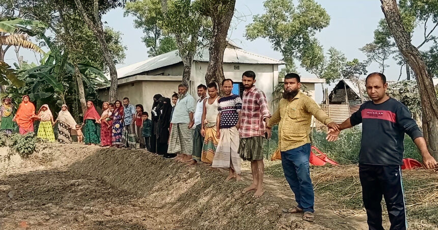 নেত্রকোণার পূর্বধলায় সড়ক দিয়ে চলাচলে বাধা দেওয়ায় এলাকাবাসীর মানববন্ধন