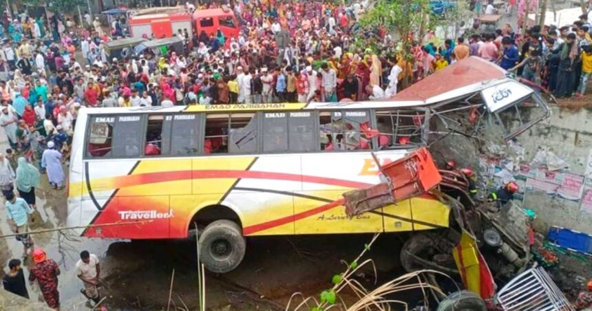 ভাঙ্গা-ঢাকা এক্সপ্রেসওয়েতে বাস খাদে পড়ে ১৯জন নিহত