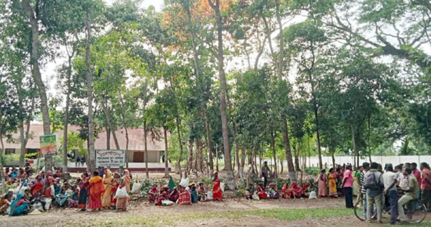 তলপবারে মজুরির টাকা কর্তনে চা-শ্রমিকদের কর্মবিরতি পালন