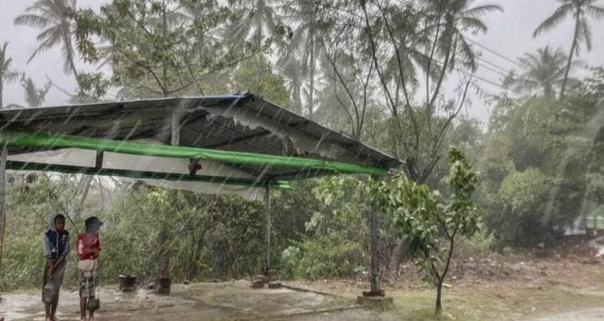 ঘূর্ণিঝড় মোখার অগ্রভাগ আঘাত হেনেছে মিয়ানমারে