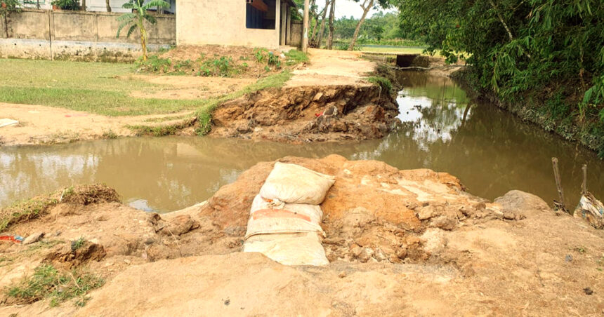 চার গ্ৰামের চলাচলের রাস্তাটি ভেঙ্গে জনভোগান্তির সৃষ্টি