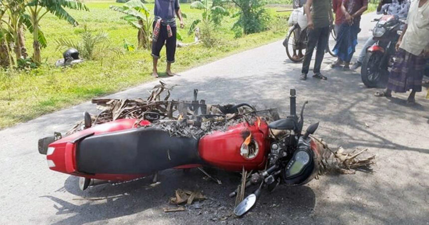 মনিরামপুরে ট্রাফিক পুলিশের উপর ক্ষিপ্ত হয়ে যুবকের মোটরসাইকেলে আগুন