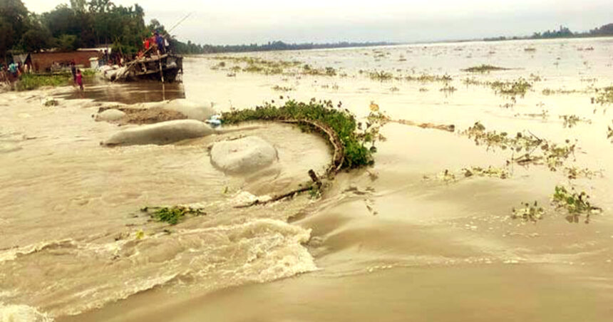 দুধকুমার নদের বন্যা নিয়ন্ত্রণ বাঁধ ভেঙে নিম্নাঞ্চল প্লাবিত