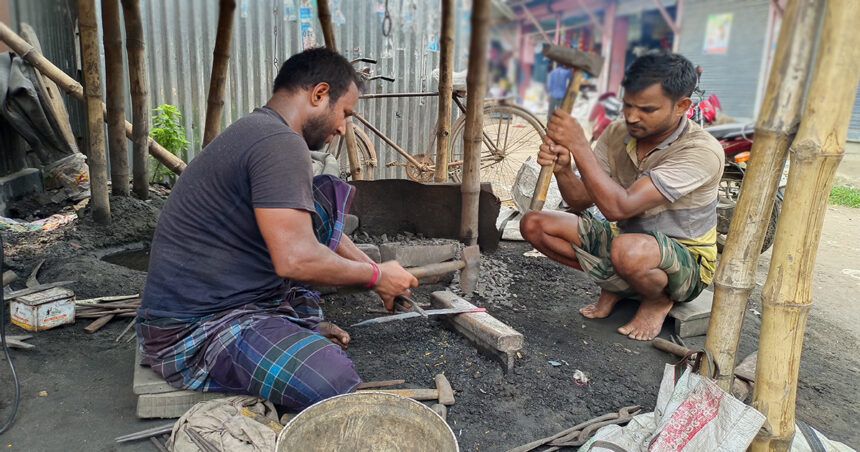 ঈদ সামনে রেখে টুংটাং শব্দের ছন্দে ব্যস্ত কামার শিল্পীরা