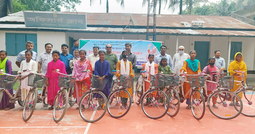 রাণীশংকৈলে ক্ষুদ্র নৃগোষ্ঠী শিক্ষার্থীদের মাঝে সাইকেল ও শিক্ষা উপকরণ বিতরণ