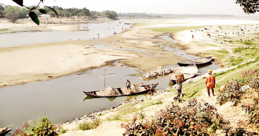 ক্রমান্বয়ে খাল-বিল-জলাশয় শুকিয়ে যাচ্ছে, মাছ পাচ্ছে না জেলেরা