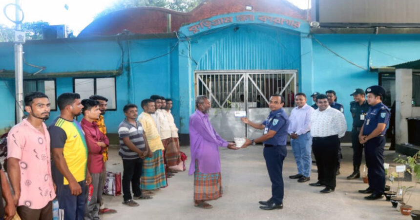 কুড়িগ্রামে ছোট অপরাধে জামিনে মুক্তি মিললেই পুলিশের কাছ থেকে গাছের চারা উপহার