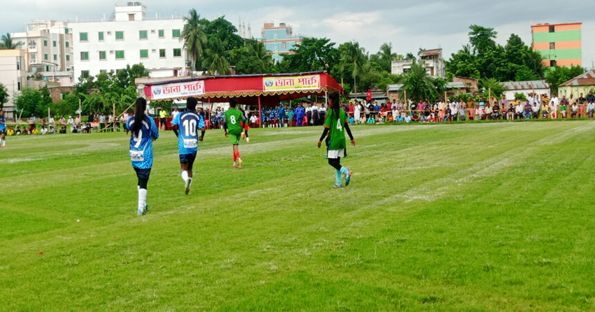 নওগাঁয় প্রমিলা ফুটবল টুর্নামেন্ট শুরু : উদ্বোধনী খেলায় নওগাঁ চেম্বার অব কমার্স ২-০ গোলে রাজশাহীকে হারিয়েছে