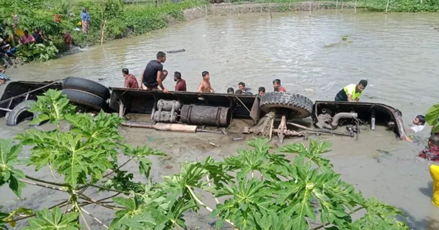 ঝালকাঠিতে যাত্রীবাহী বাস নিয়ন্ত্রণ হারিয়ে পুকুরে পড়ে ১৪ জন নিহত