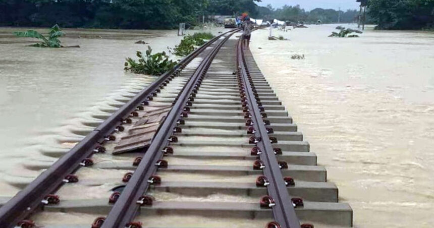 চন্দনাইশ উপজেলার দোহাজারী রেলের নতুন সেতুর নিচে বন্যায় ভাসমান অবস্থায় দাদার মরদেহ উদ্ধার করা হয়। বুধবার সন্ধ্যায় দোহাজারী কাছেমুল উলুম মাদরাসার পাশে পাওয়া যায় নাতির মরদেহ।