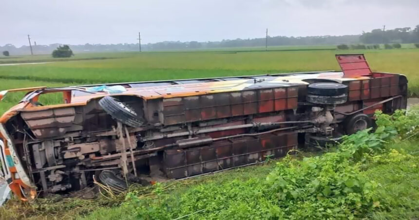 পিকনিকের বাস নিয়ন্ত্রণ হারিয়ে খাদে পড়ে নিহত ১ ও আহত ২৫