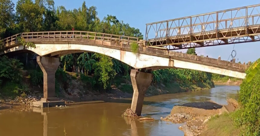 চৈত্রঘাট সেতুটি ঝুঁকিপূর্ণ, চলাচল বন্ধ