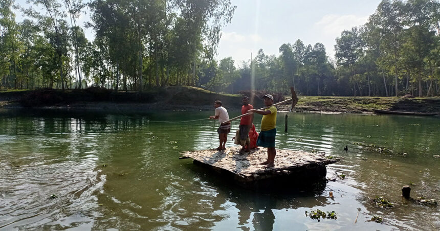 সেতু না থাকায় ড্রামের ভেলায় পারাপার হচ্ছেন দুপাড়ের পাঁচ হাজার মানুষ