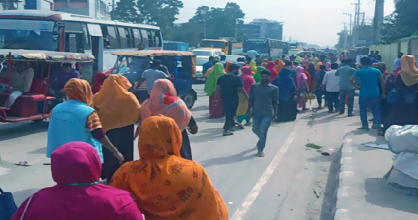 ফের সড়ক অবরোধ করে পোশাক শ্রমিকদের বিক্ষোভ