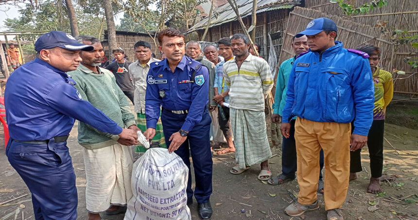 রাণীশংকৈলে অগ্নিকাণ্ডে ক্ষতিগ্রস্তদের মাঝে সহায়তার হাত বাড়ালেন পুলিশ