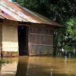 বন্যার পানি স্থায়ীত্বতে জনজীবন বিপর্যস্ত হাওর পাড়ের মানুষের