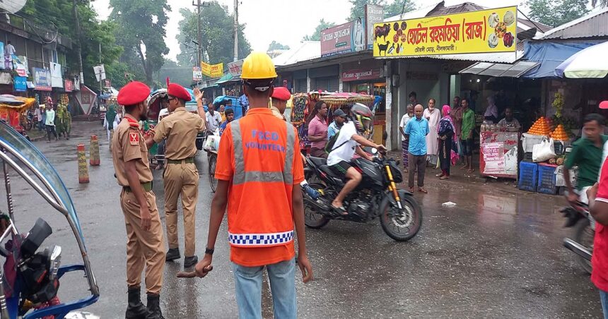 নীলফামারীতে ট্রাফিক নিয়ন্ত্রণে কাজ করছেন সাধারণ শিক্ষার্থীরা