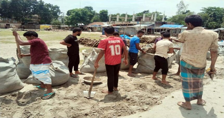 ফুলবাড়ীতে সড়ক সংস্কারে নেমেছেন বৈষম্যবিরোধী ছাত্র আন্দোলনের শিক্ষার্থীরা