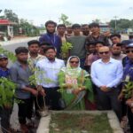 উত্তরবঙ্গের প্রবেশদ্বার শাজাহানপুরে (ঢাকা-বগুড়া) মহাসড়কে নতুন চারলেন রাস্তার মাঝের ফাঁকা জায়গায় সৌন্দর্য বর্ধনে উপজেলা প্রশাসনের সহযোগিতায় শিক্ষার্থী ও স্বেচ্ছাসেবক অংশ গ্রহণে বিভিন্ন প্রজাতির বৃক্ষ রোপন করা হয়েছে।