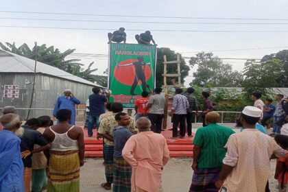 শহীদ আবু সাঈদের ছবি সম্বলিত ব্যানারে শেখ হাসিনার নাম ফলক ঢেকে দিলেন শিক্ষার্থীরা