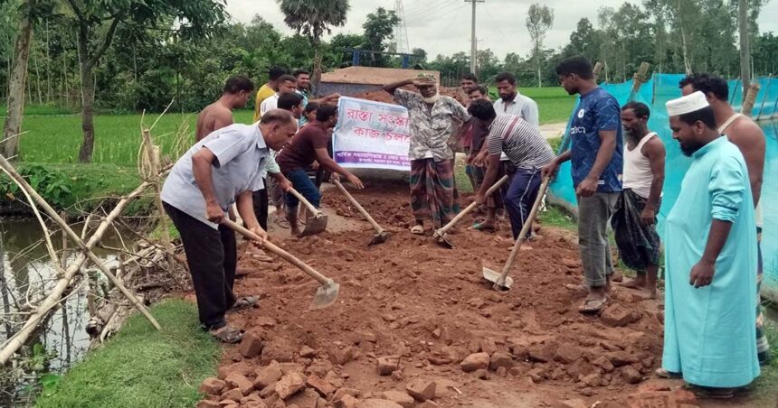 ফুলবাড়ীতে স্বেচ্ছাশ্রমে সড়ক সংস্কার