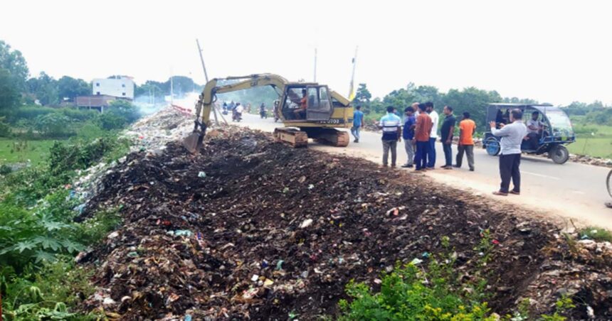 রাণীশংকৈলে পৌরসভায় দীর্ঘদিনের আবর্জনার স্তুপ পরিস্কার অভিযান শুরু