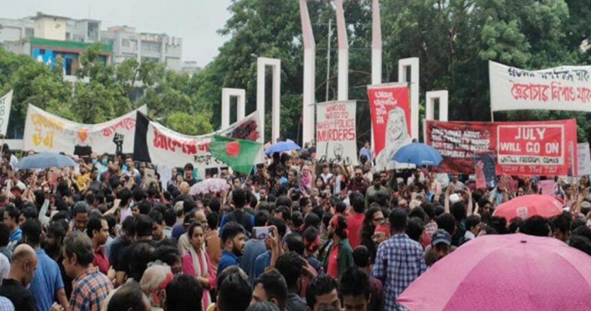 শহীদ মিনারে জড়ো হয়ে স্লোগান দিচ্ছেন আন্দোলনকারীরা