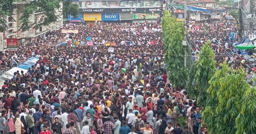 চট্টগ্রামে শিক্ষার্থীদের মিছিলে সব শ্রেণি-পেশার মানুষের ঢল