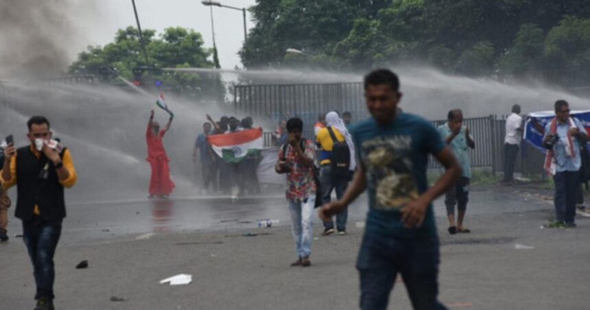 ভাঙল ব্যারিকেড,পালটা জলকামান, লাঠিচার্জে রণক্ষেত্রে পরিণত কলকাতা