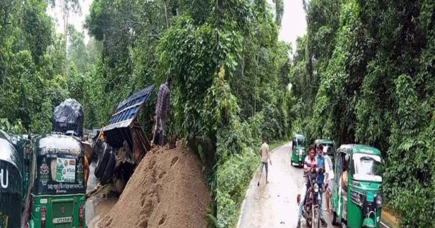 লাউয়াছড়ায় পাহাড় ধসে ১৩ ঘন্টা পর যান চলাচল স্বাভাবিক