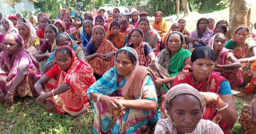 মৌলভীবাজারে বকেয়া মজুরির দাবিতে চা-শ্রমিকদের প্রতিবাদ ও মানববন্ধন