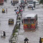 মুম্বাইয়ে ভারী বৃষ্টিপাতে নিহত ৪, বন্ধ স্কুল-কলেজ