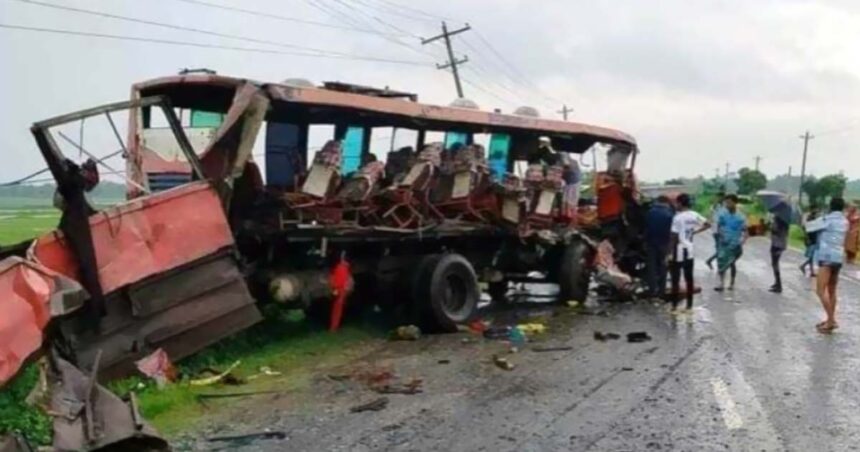 মানিকগঞ্জে বাস-ট্রাক সংঘর্ষে নিহত ৩ নারী শ্রমিক