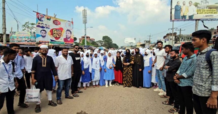 মুরাদনগরে রাষ্ট্রপতির পদত্যাগ দাবিতে বিক্ষোভ মিছিল ও সড়ক অবরোধ