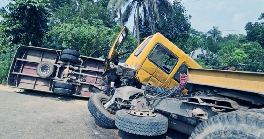 কুমিল্লার দেবিদ্বারে বাসের সঙ্গে লরির ভয়াবহ সংঘর্ষ