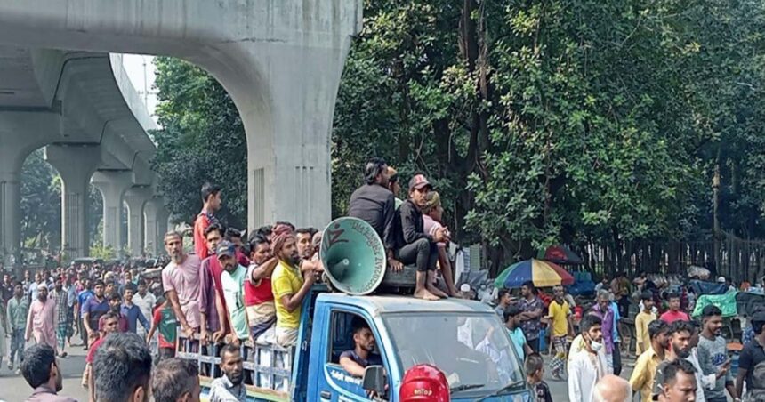 প্রেসক্লাবের সামনে হাজারো ব্যাটারিচালিত রিকশাচালকদের জমায়েত