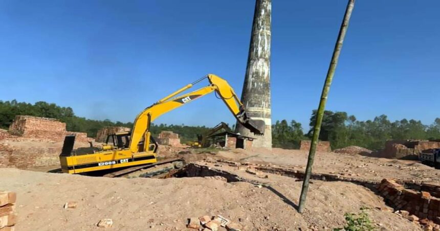 লোহাগাড়ায় তিন ইটভাটা গুঁড়িয়ে দিয়েছে পরিবেশ অধিদপ্তর